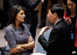 美国常驻联合国代表妮基·黑利与中国常驻联合国副代表吴海涛在联合国总部交谈。(2017年12月22日)