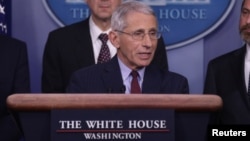 美国国立卫生院旗下的国立过敏与传染病研究院主任弗契(Anthony Fauci)在2020年1月31日于美国华盛顿白宫举行的新闻发布会上向记者介绍了特朗普政府为应对中国冠状病毒疫情所做的努力。
