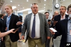 资料照:美国民主党籍参议员乔恩·泰斯特(Jon Tester)对媒体讲话。