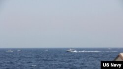 资料照片:美国海军2021年5月10日公布的照片显示,两艘伊朗伊斯兰革命卫队海军快艇以不安全和不专业的方式靠近通过霍尔木兹海峡的美国海军舰只。美国军方2022年12月6日说,一艘伊朗快艇一天前以不安全和不专业的方式靠近通过该海峡的美国海军舰只。