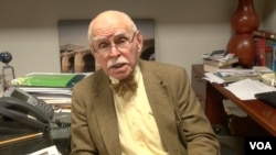 2013年11月纽约大学亚美法学研究所的资深教授孔杰荣 (Jerome Cohen)接受美国之音采访(资料照片)