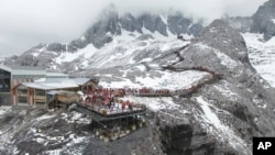 中国云南玉龙雪山今年发布的照片显示,玉龙雪山的的冰川1982年以来因气候变化已经消退了百分之六十。