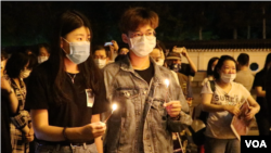 民众在台湾的自由广场点亮蜡烛,用行动悼六四、撑香港。(美国之音李玟仪拍摄)