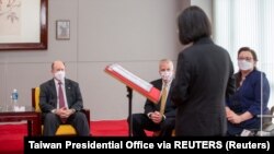 台湾总统蔡英文在台北会晤到访的伊利诺伊州民主党参议员塔米·达克沃斯、阿拉斯加州共和党参议员丹·沙利文和特拉华州民主党参议员克里斯托弗·库恩斯。 (2021年6月6日)