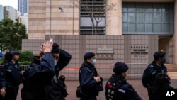 警方在香港壹传媒创办人黎智英案庭审法院外戒备。(美联社)