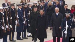 中国国家主席胡锦涛抵达华盛顿,美国副总统拜登到机场迎接