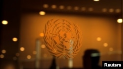 资料照片-在美国纽约联合国总部举行的2019年联合国气候行动峰会上看到的联合国标志。(2019年9月23日)