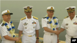 菲律宾海军官员与到访的中国海军军官握手(美联社视频截图2019年1月17日)