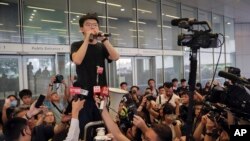 香港活动人士黄之锋获释后立即加入抗争活动 (2019年6月17日美联社)
