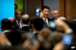 在厦门金砖峰会期间,中国主席习近平和南非总统祖马(左)、巴西总统特梅尔抵达会场,参加金砖国家工商论坛开幕式(2017年9月3日)