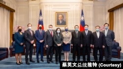 台湾总统蔡英文在台北会晤率团访问台湾的美国共和党籍联邦参议员陶德·杨(Todd Young)。(2023年1月17日)