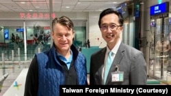 美国共和党籍联邦参议员陶德·杨(Todd Young)1月16日率团抵达台北受到台湾外交部北美司司长徐佑典的迎接。