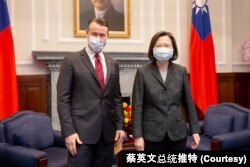 台湾总统蔡英文在台北会晤率团访问台湾的美国共和党籍联邦参议员陶德·杨(Todd Young)。(2023年1月17日)