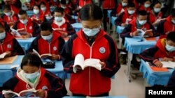 中国政府组织记者参观西藏拉萨一所中学。(2020年10月16日)