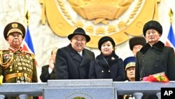 2023年2月8日,朝鲜平壤举行朝鲜人民军建军75周年阅兵式。朝鲜领导人金正恩和他的女儿金朱爱(中间)在阅兵台上。