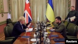 英国首相波里斯∙约翰逊(Boris Johnson)星期六(4月9日)秘密前往基辅访问,并与乌克兰总统泽连斯基(Volodymyr Zelenskyy)举行了会晤。