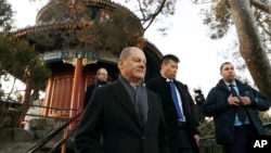 时任德国副总理兼财政部长的朔尔茨访问中国期间在北京的景山公园。(2019年1月17日)