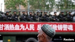 反恐誓师大会期间驶过乌鲁木齐街头的一辆满载武警士兵的卡车。(2014年5月23日)