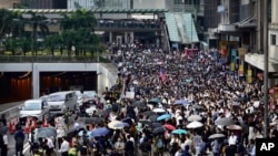 香港示威者中午时分聚集在中环金融区举行抗议。(2019年11月14日)