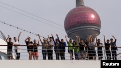 中国同性恋和跨性别伴侣在上海的国际邮轮港的一艘邮轮上合影。(2017年6月14日)