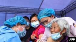 中国重庆居民在接种中国国药开发的新冠病毒疫苗。 (2021年4月12日)