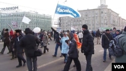 2012年2月莫斯科大规模反普京示威中,示威者手举脸书旗帜。