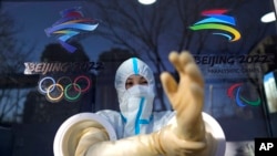 一位身穿防护服的工作人员在进行新冠检测(2022年2月1日)