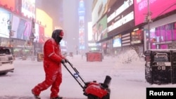 纽约市曼哈顿区的工人在铲雪(2022年1月19日)