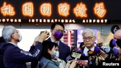 台湾最大的反对党国民党副主席夏立言在启程前往中国大陆前在台北桃园国际机场对媒体讲话。(2023年2月8日)