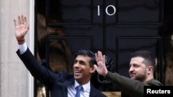 英国首相苏纳克在伦敦唐宁街10号会晤到访的乌克兰总统泽连斯基。(2023年2月8日)