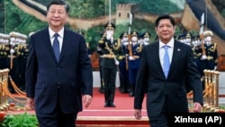 中国领导人习近平在北京人大会堂欢迎到访的菲律宾总统小马科斯。(2023年1月4日)