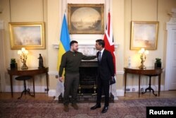 英国首相苏纳克在伦敦唐宁街10号会晤到访的乌克兰总统泽连斯基。(2023年2月8日)