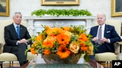 2022年3月29日,美国总统拜登在白宫椭圆形办公室与新加坡总理李显龙举行会晤。(美联社)