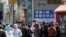 上海民众排队等候接受新冠病毒核酸检测。(2022年3月11日)