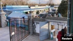 灵车在北京一家火葬场大门外排队。(2022年12月17日)