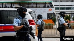 香港武装警察押解据信是运送香港壹传媒创办人黎智英的监狱车辆抵达香港高等法院。(2022年12月1日)