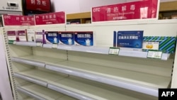 北京一家药店治疗退烧的药物货架空空。(2022年12月15日)