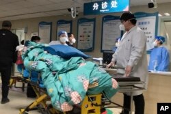 河北保定第二中心医院急诊室因已经满员而无法收住的一名病患。(2022年12月21日)