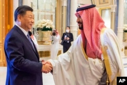 2022年12月9号,沙特阿拉伯王储及内阁首相穆罕默德·本·萨勒曼(右)欢迎中国国家主席习近平出席海湾国家合作委员会峰会和中国-阿拉伯联盟国家峰会。
