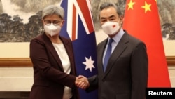 澳大利亚外长黄英贤2022年12月21日在北京会见中国外长王毅。(路透社转发)