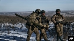 资料照片: 乌克兰士兵在登涅茨克附近的索莱达尔前沿地带守卫阵地。(2023年1月11日)