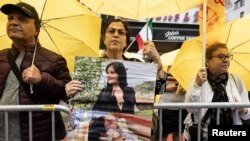 纽约示威民众手持伊朗死亡女士阿米尼的照片对伊朗表示抗议(2022年9月22日)