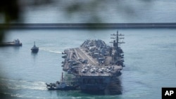 美国海军罗纳德·里根号航母进入韩国釜山海军基地。这是该航母2017年以来的首次到访。(美联社2022年9月23日)