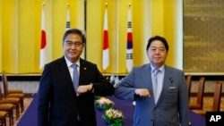 日本外务大臣林芳正(右)在东京会晤到付的韩国外交部长朴振。(2022年7月18日)