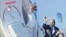 美国会众议院议长佩洛西在台北松山机场挥手告别。(2022年8月3日)