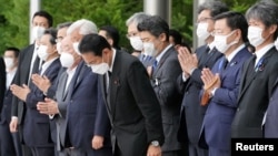 日本首相岸田文雄(前中)率内阁成员等人向安倍灵车告别(2022年7月12日)