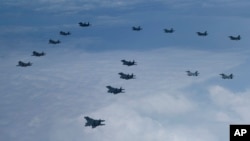 韩国空军发布的照片显示美韩空军举行联合军演。(2022年6月7日)
