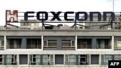 资料照片:这张航拍照片显示,2022年5月6日,新北市土城区一栋建筑上的富士康标志。