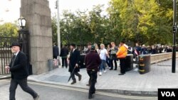 等候进入英国国会大厦瞻仰英女王灵柩的人龙(摄影:美国之音郑乐捷2022年9月14日)