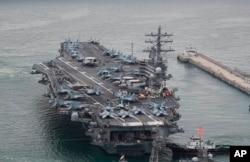 美国海军罗纳德·里根号航母驶离韩国釜山海军基地。(2022年9月26日)